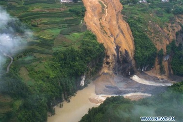 Lở đất ập xuống chặn đứng sông, Trung Quốc cấp tập di tản 8.000 dân