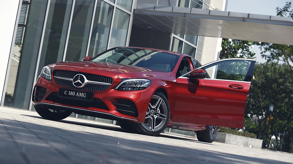Mercedes-Benz C 180 AMG giá 1,5 tỷ đồng - tăng áp lực cho BMW 3-Series - 4 Mercedes-Benz C 180 AMG giá 1,5 tỷ đồng - tăng áp lực cho BMW 3-Series - 4