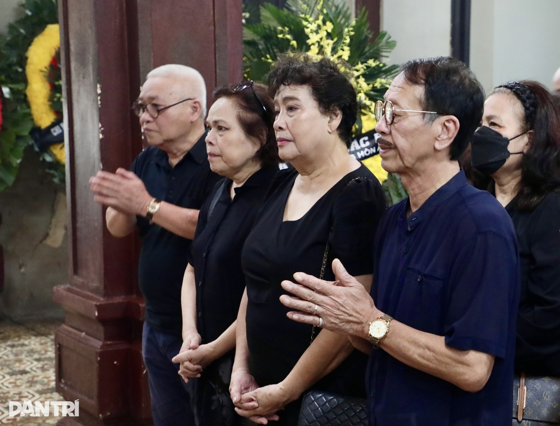 Thu Quế và đông đảo nghệ sĩ đến tiễn đưa đạo diễn Nguyễn Hữu Phần - 4 Thu Quế và đông đảo nghệ sĩ đến tiễn đưa đạo diễn Nguyễn Hữu Phần - 4