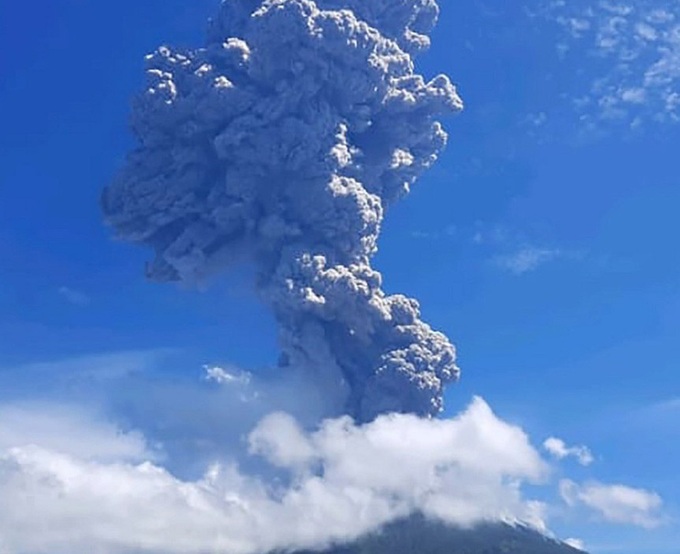 Núi lửa Indonesia phun trào, tro bụi cuồn cuộn cao tới 4 km - Ảnh 1.