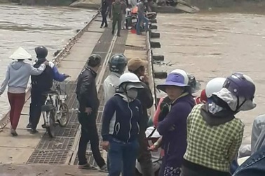 Tìm thấy thi thể cháu bé bị nước cuốn trôi khi qua cầu cùng mẹ