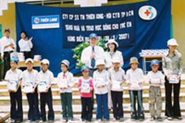 Trao học bổng cho học sinh vùng biển Quảng Trị