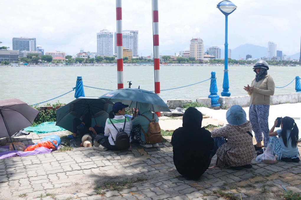 Đi trước 10 tiếng đồng hồ để “xí” chỗ đẹp xem chung kết pháo hoa - 1 Đi trước 10 tiếng đồng hồ để “xí” chỗ đẹp xem chung kết pháo hoa - 1