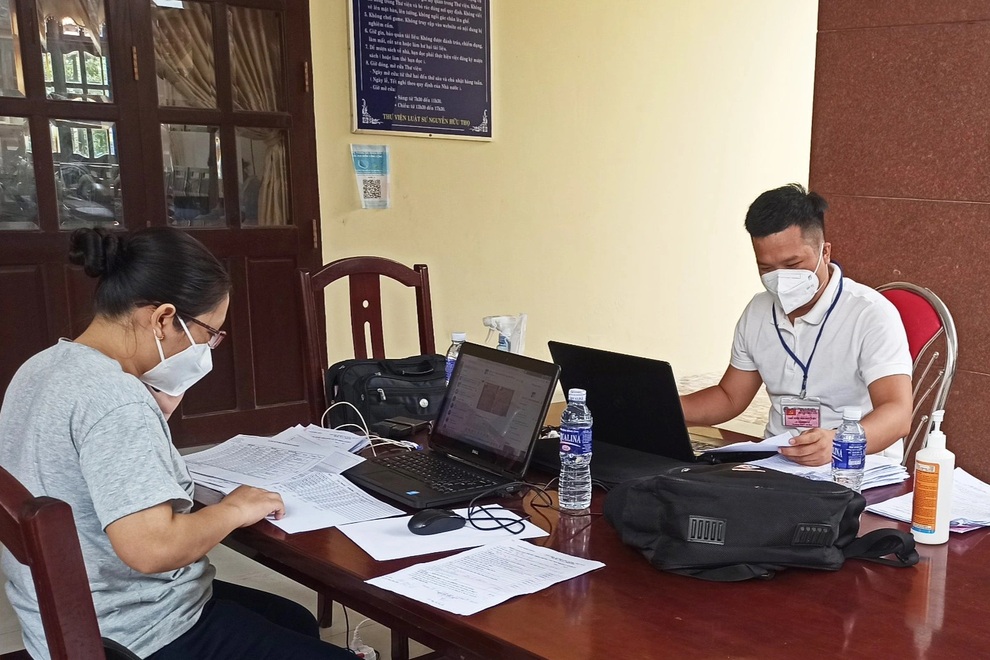 Thầy giáo tháo dép tặng người đàn ông đi chân trần về quê - 3 Thầy giáo tháo dép tặng người đàn ông đi chân trần về quê - 3