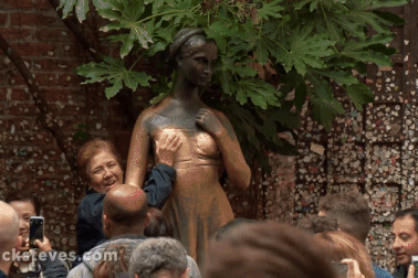 Bầu ngực phải của bức tượng bị sờ chạm nhiều đến nhẵn bóng