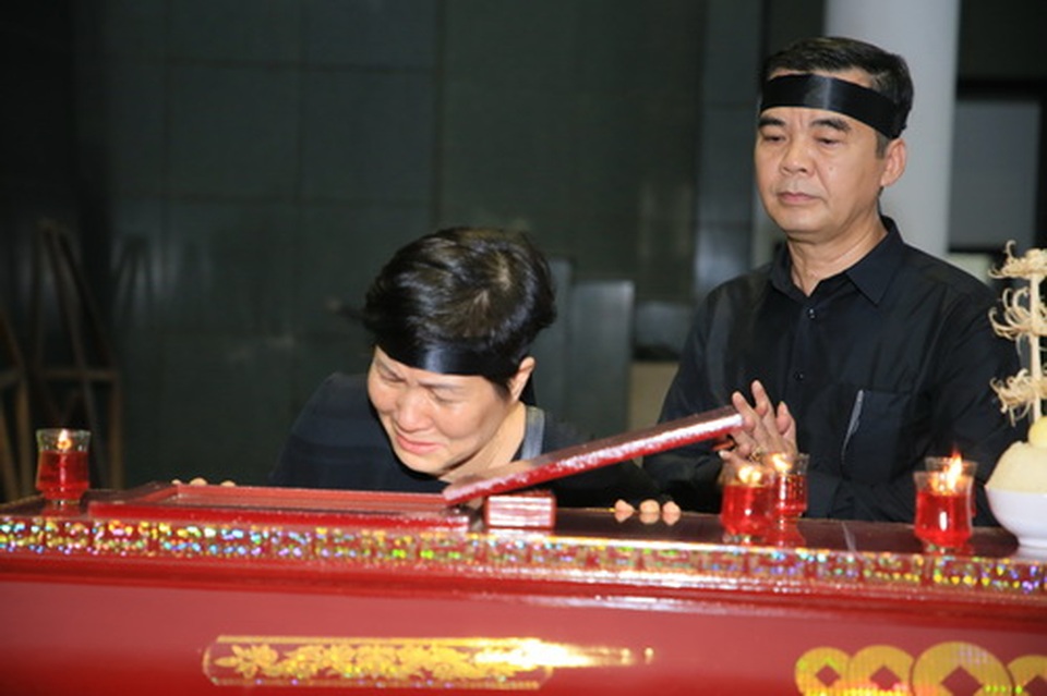 Đồng nghiệp nghẹn ngào tiễn đưa NSƯT Hoàng Yến - 12 Đồng nghiệp nghẹn ngào tiễn đưa NSƯT Hoàng Yến - 12