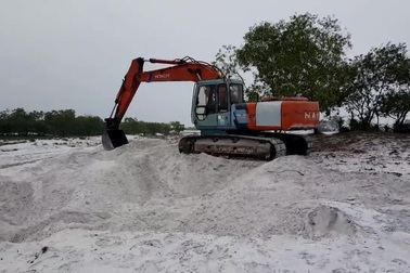 Xe múc và hố cát vừa lấy trưa 29/2