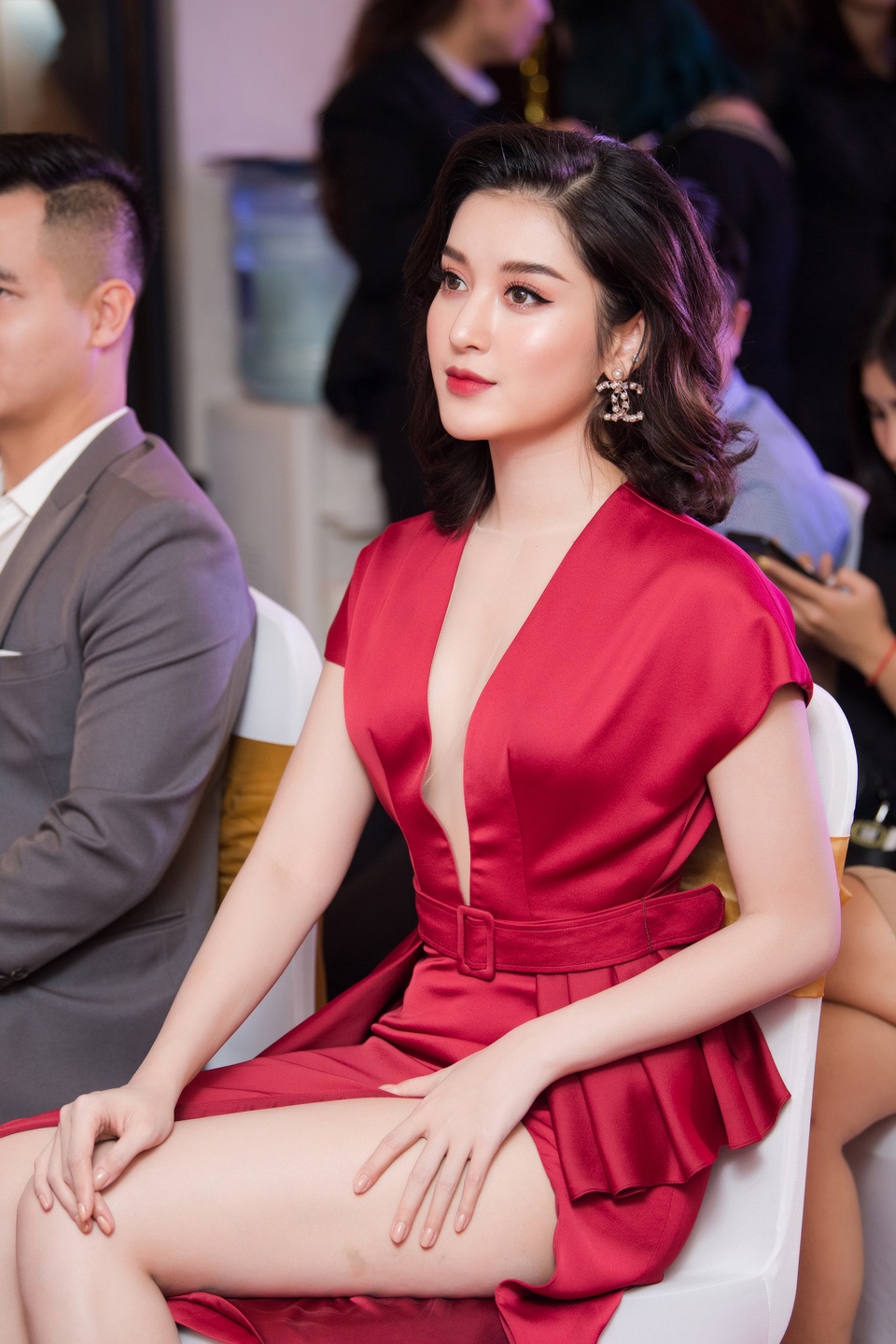Diện váy xẻ cao ngút, Huyền My cẩn thận che chắn tránh “sự cố” - 6 Diện váy xẻ cao ngút, Huyền My cẩn thận che chắn tránh “sự cố” - 6