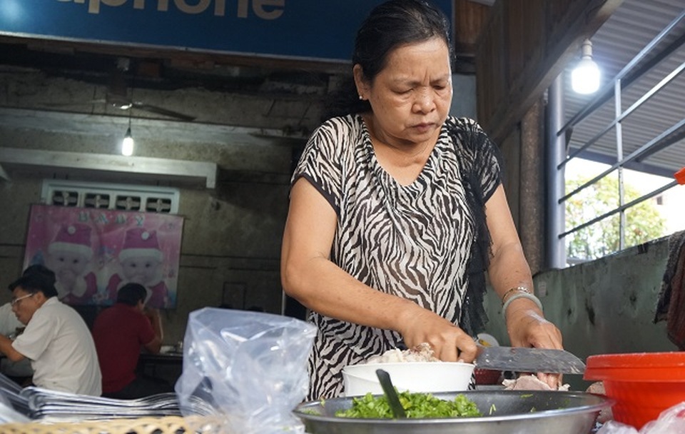 Quán cháo giò lạ lùng: Ngày bán 2 tiếng, khách xếp hàng chờ mua - 2 Quán cháo giò lạ lùng: Ngày bán 2 tiếng, khách xếp hàng chờ mua - 2