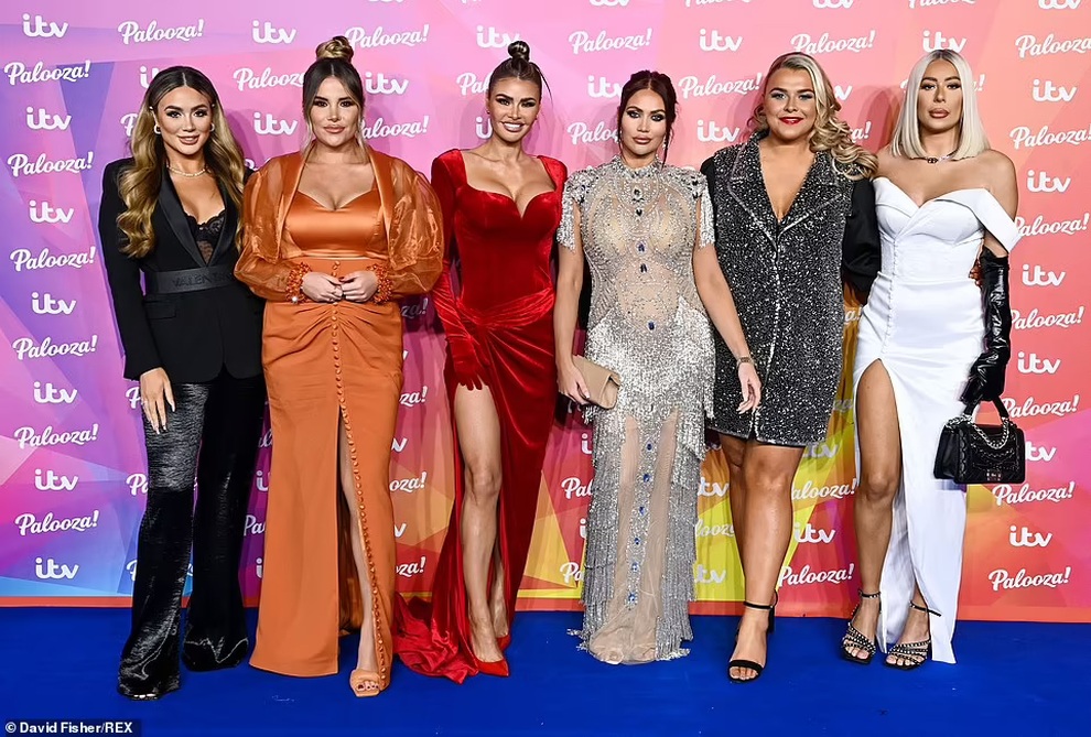 Choáng với váy xuyên thấu xẻ cao của người đẹp Anh Charlotte Dawson - 11 Choáng với váy xuyên thấu xẻ cao của người đẹp Anh Charlotte Dawson - 11