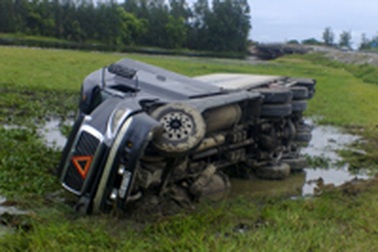 Container lao xuống đầm lầy, tài xế may mắn thoát chết