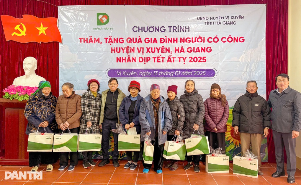 Báo Dân trí thăm, tặng quà Tết tới các gia đình người có công tại Hà Giang - 4 Báo Dân trí thăm, tặng quà Tết tới các gia đình người có công tại Hà Giang - 4