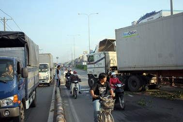 Xe container “đại náo” trên quốc lộ