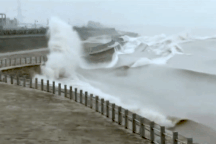 Khách Trung Quốc chen lấn xem sóng lớn hung dữ như "thủy quái" trên sông