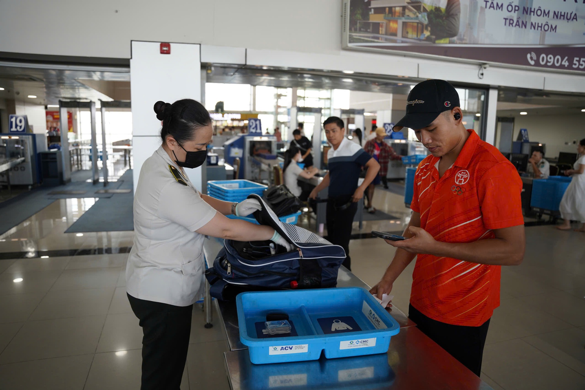 Dòng người đổ về sân bay Nội Bài trước nghỉ lễ - 9 Dòng người đổ về sân bay Nội Bài trước nghỉ lễ - 9