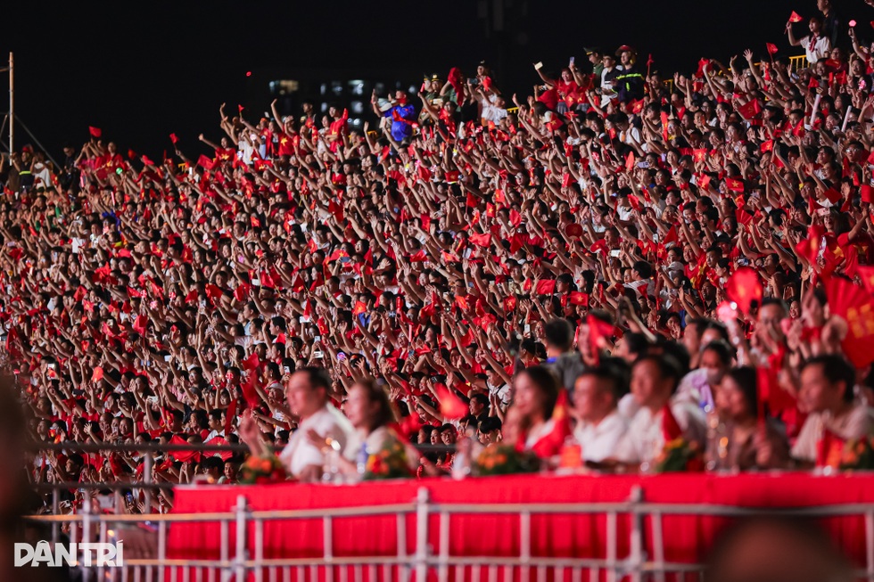 Thấy gì từ việc hàng vạn khán giả trẻ săn vé, đi xem “concert yêu nước”? - 3 Thấy gì từ việc hàng vạn khán giả trẻ săn vé, đi xem “concert yêu nước”? - 3
