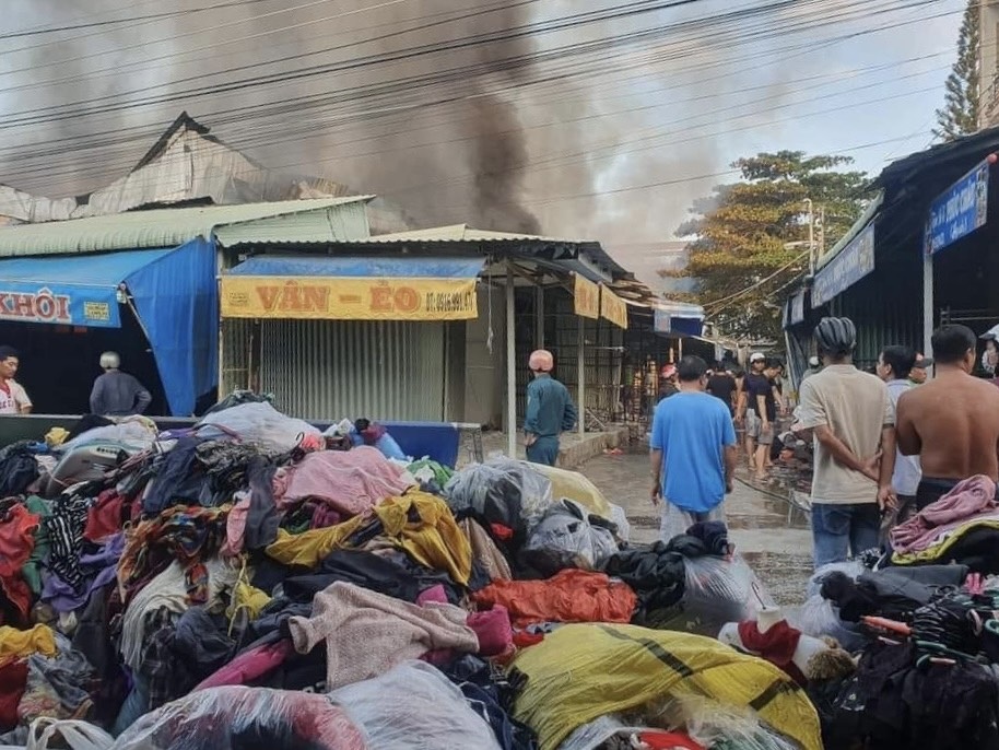 Cháy chợ quần áo cũ lớn nhất miền Tây, cả trăm sạp hàng bị thiêu rụi - 1