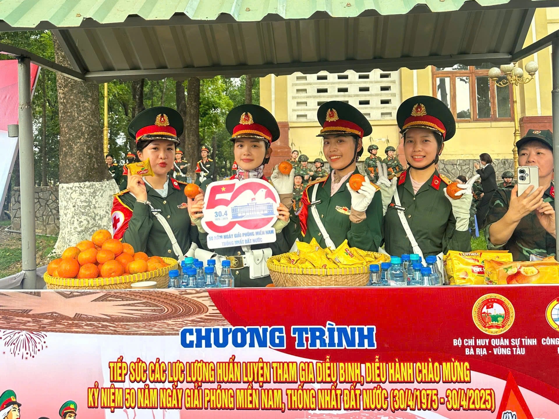 Nhan sắc xinh đẹp của nữ Trung úy tham gia diễu binh sáng 30/4 - 6