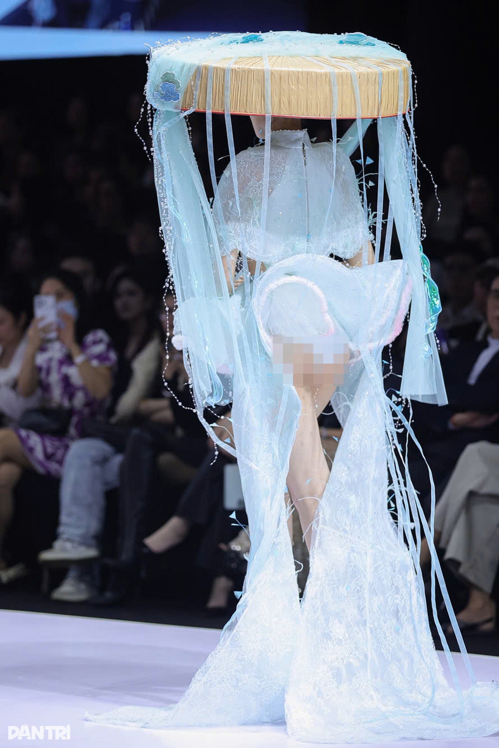 Á hậu Trái đất Trịnh Mỹ Anh gây “choáng” khi khoe vòng 3 trên sàn catwalk - 4 Á hậu Trái đất Trịnh Mỹ Anh gây “choáng” khi khoe vòng 3 trên sàn catwalk - 4