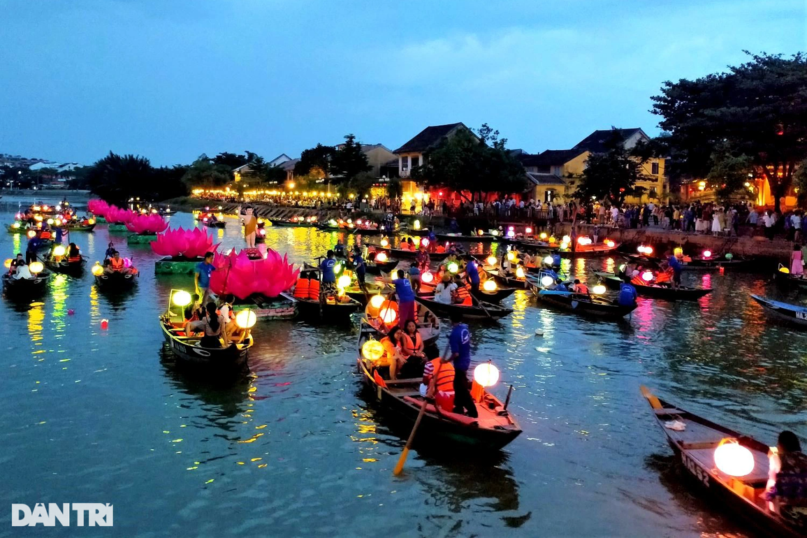 Hàng nghìn du khách đổ về phố cổ Hội An mừng đại lễ Phật đản 2022 - 5 Hàng nghìn du khách đổ về phố cổ Hội An mừng đại lễ Phật đản 2022 - 5