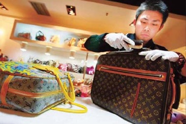 Dân Trung Quốc khoe sang bằng hàng hiệu... cầm đồ