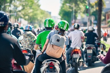 Nắng nóng gay gắt: Grab tăng giá cước, tài xế kiếm thêm tiền vẫn than cực