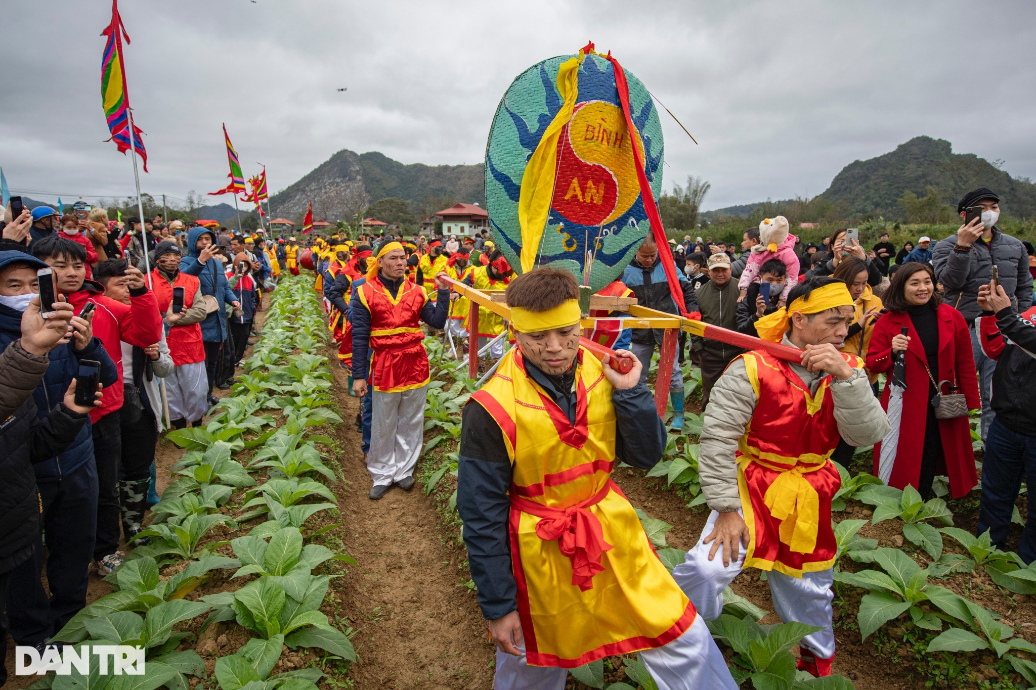 Trai đinh Lạng Sơn rước của quý dài hơn 1m trong lễ hội Ná Nhèm - 10