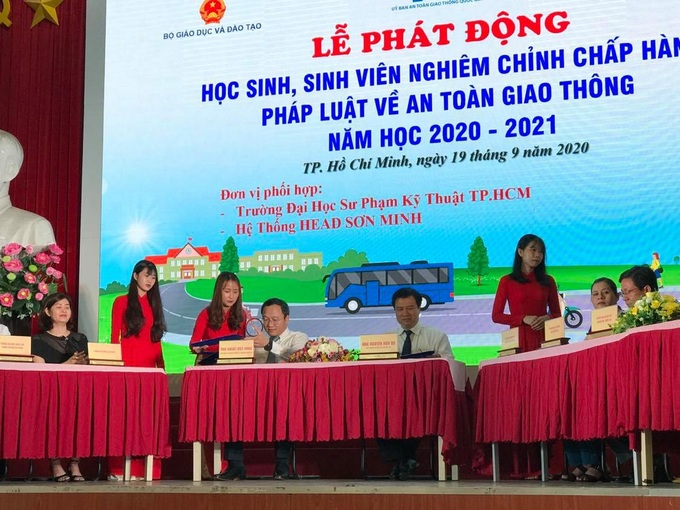 Học sinh, sinh viên chấp hành pháp luật về an toàn giao thông năm học 2020-2021 - Ảnh 1.