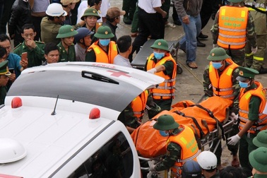 Flycam tìm kiếm nạn nhân vụ bão nhấn chìm nhiều tàu hàng ở vịnh Quy Nhơn