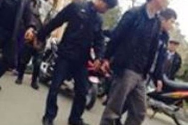 Bắt trưởng Công an xã chơi xóc đĩa tại đình làng