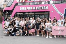 Hàng trăm fan diễu hành trên xe bus 2 tầng chào đón Blackpink đến Hà Nội