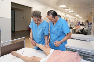 Phẫu thuật thay khớp gối với giáo sư Nhật Bản tại bệnh viện Hồng Ngọc