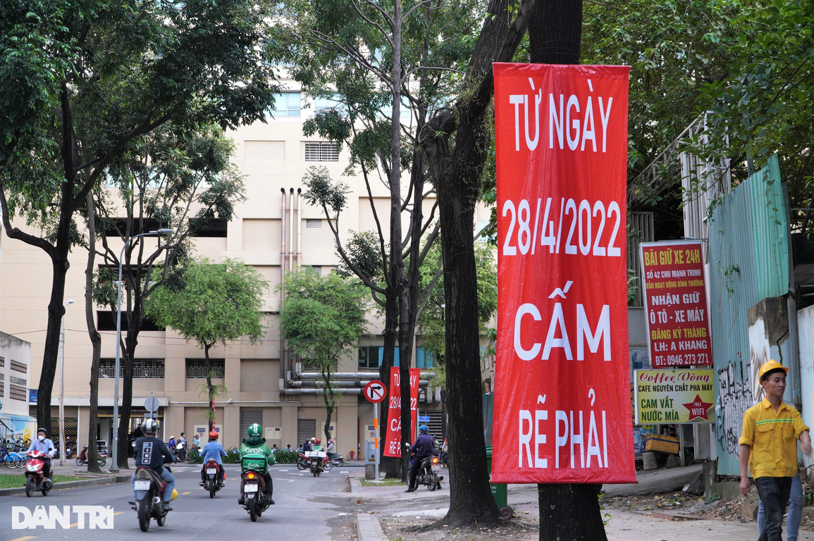 Đường 2 chiều thành một chiều: Nhiều người ngơ ngác chạy ngược, rẽ ngang - 8 Đường 2 chiều thành một chiều: Nhiều người ngơ ngác chạy ngược, rẽ ngang - 8