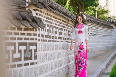 Hoa hậu Nguyễn Thị Thùy dịu dàng với áo dài trong ngày lễ Vu Lan