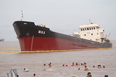 Tàu nghìn tấn mắc cạn sát bờ biển Nghệ An.