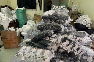Phát hiện cơ sở sản xuất hàng chục nghìn đôi tất giả nhãn hiệu lớn