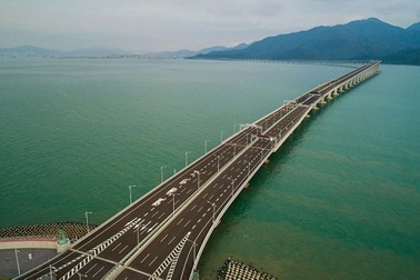 Dùng ván tre xây cầu vượt biển lớn nhất thế giới, sau 6 năm vẫn vững chắc