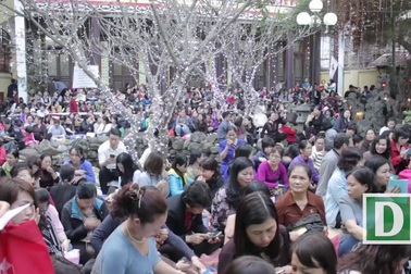 Hàng nghìn người đổ về chùa Phúc Khánh để cầu an