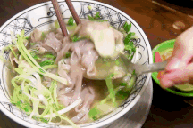 Quán phở đỏ độc lạ ở Hà Nội, ông chủ kì công học công thức từ Hà Giang