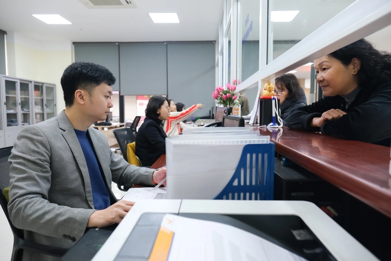 Bộ Chính trị: Khẩn trương bổ sung vị trí bí thư, chủ tịch cấp xã còn thiếu - 1