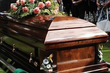 Nhìn mặt người thân lần cuối trước khi hỏa táng, phát hiện người lạ trong quan tài