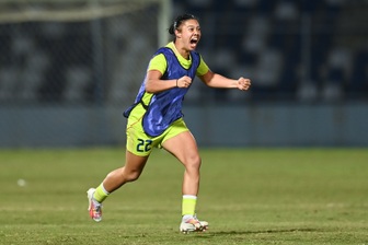 Thắng tuyển nữ Việt Nam, cầu thủ Philippines ăn mừng như vô địch