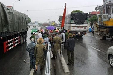 Người dân tập trung đòi mở lối sang đường trên QL1A