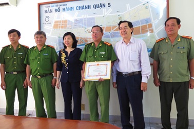 Thưởng nóng công an quận 5 phá nhanh vụ bắt cóc trẻ sơ sinh