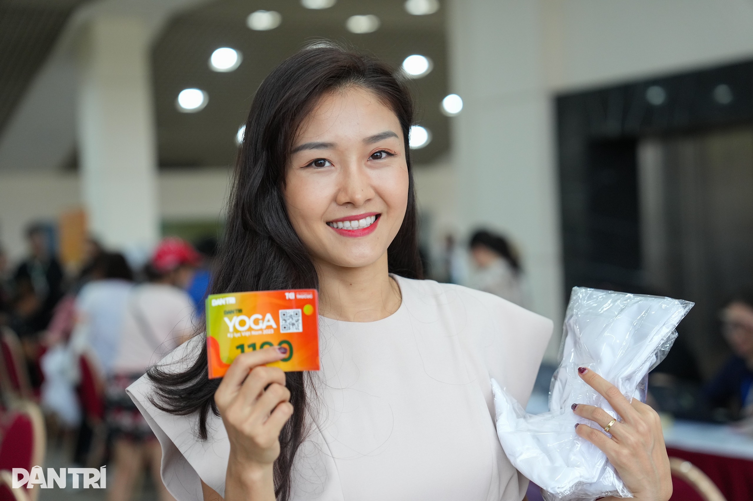 ໂຍຄະ 5,000 ຄົນໄດ້ຮັບຖົງບີ້ຢ່າງຕື່ນເຕັ້ນ, ພ້ອມແລ້ວທີ່ຈະເຂົ້າຮ່ວມງານບຸນ Dan Tri Yoga - 5 5.000 yogi hào hứng nhận bib, sẵn sàng tham gia Ngày hội Yoga Dân trí - 5