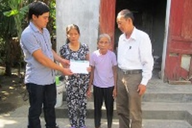 Gần 18 triệu đồng đến với cô giáo mù nuôi mẹ già bệnh tật