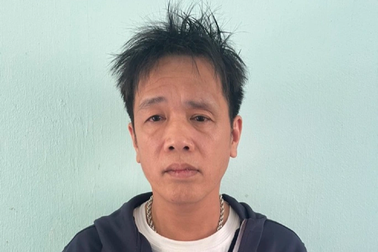 Bắt giam đối tượng say rượu, tát vào mặt công an