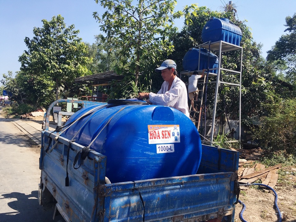 Nước mặn bủa vây, dân nghèo xót ruột mua nước ngọt giá cắt cổ - 3 Nước mặn bủa vây, dân nghèo xót ruột mua nước ngọt giá cắt cổ - 3