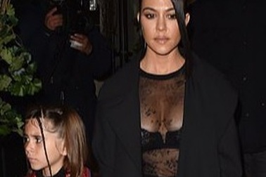 Kourtney Kardashian mặc áo hở bạo đi chơi ở Paris