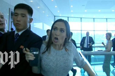 Khoảnh khắc Thư ký báo chí Nhà Trắng bị thương vì xô đẩy với cận vệ Triều Tiên